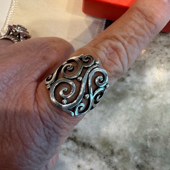 James Avery RETIRED Sorrento ring.  Size 9 - Picture 3 of 4